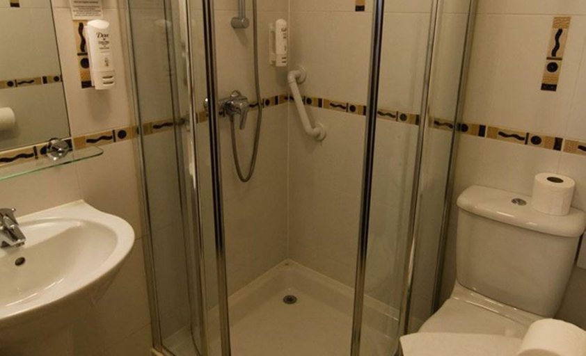 Bathroom 4, Days Inn by Wyndham London Hyde Park, London