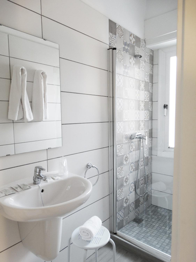 Bathroom 2, Hotel Goya, Alicante