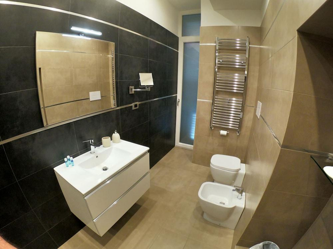 Bathroom 3, Hotel Ausonia, Napoli
