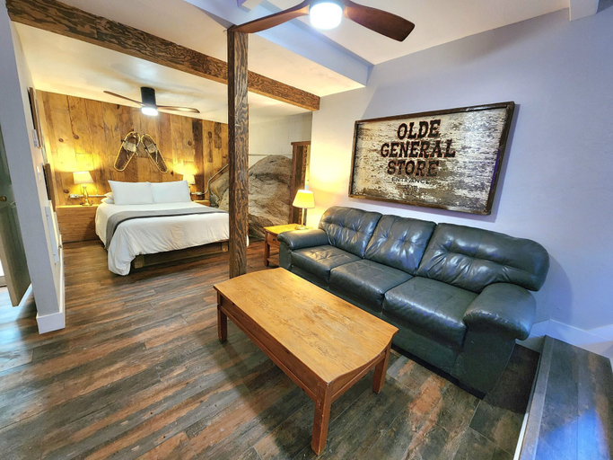 Room 3, Bear Cave in Shaver Lake, Fresno