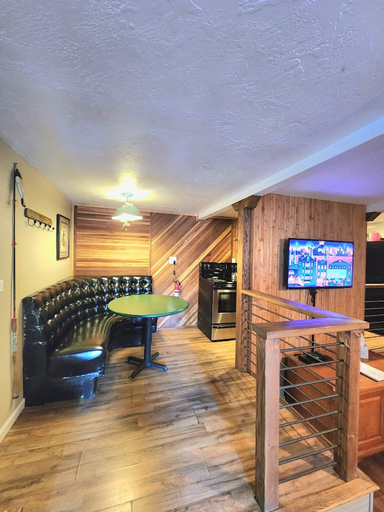 Room 5, Bear Cave in Shaver Lake, Fresno