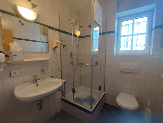 Bathroom 3, Hotel Landgasthof Euringer, Pfaffenhofen an der Ilm