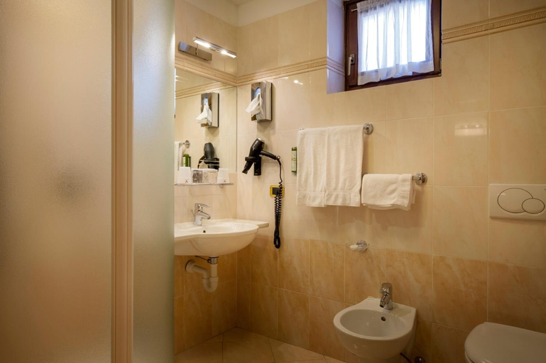 Bathroom 5, ADLER MERYEM wellness hotel, Trento