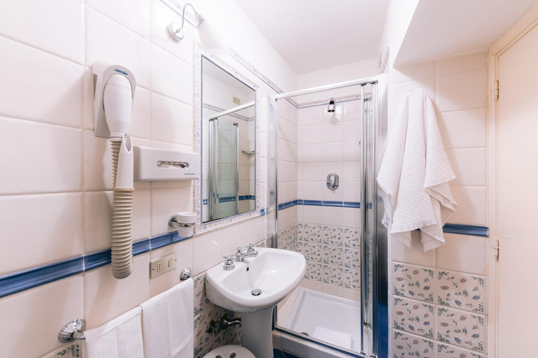 Bathroom 4, Hotel Toro, Salerno