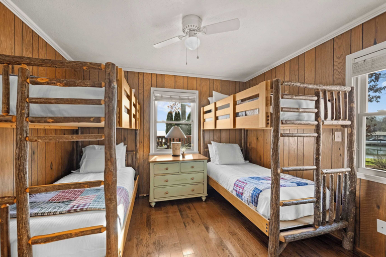 Bedroom 3, Bear Creek Lodge by Avantstay Lakefront + Dock, Mecklenburg