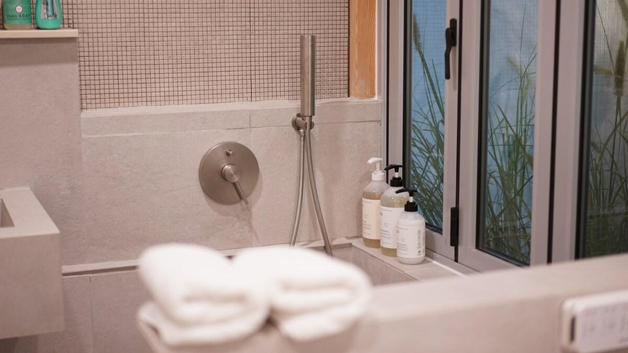 Bathroom 4, Unwadang Private Luxury Hanok House in Bukchon, Jongno