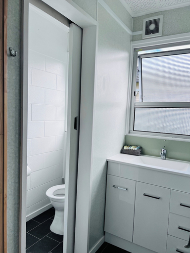 Bathroom 4, Brooklyne Motel Sanson, Manawatu