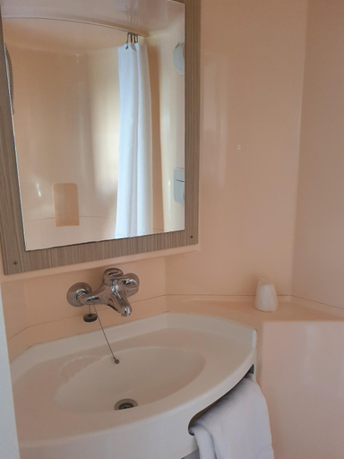 Bathroom 5, Premiere Classe Caen Est - Mondeville, Calvados