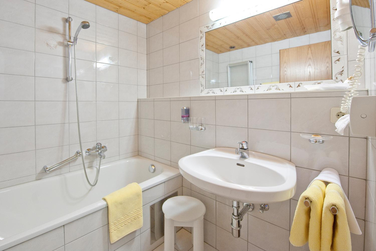Bathroom 2, Hotel Jagdhof Bed & Breakfast, Imst