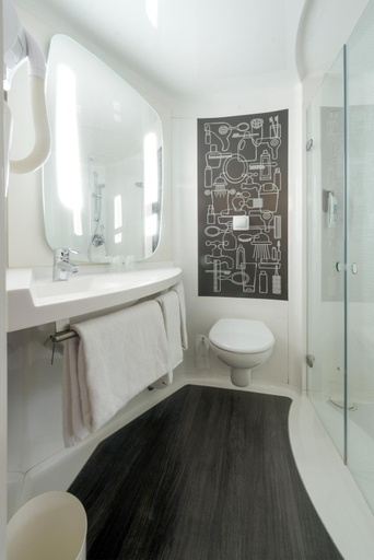 Bathroom 5, ibis London Stratford, London