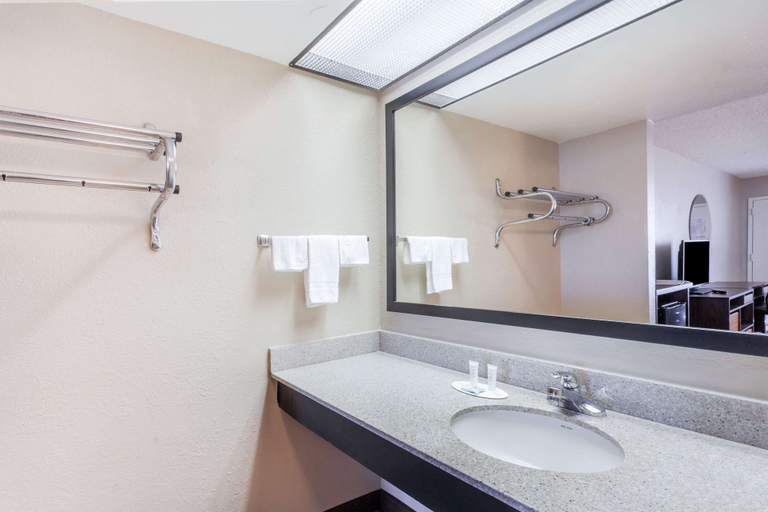Bathroom 4, Super 8 by Wyndham Pigeon Forge Dollywood Lane, Sevier