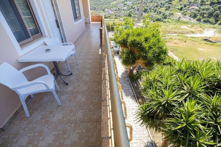 Others 5, Villa Yucca, Vlorës