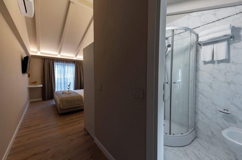 Bathroom 4, Hotel Hannover, Gorizia