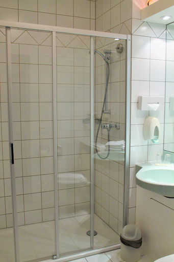 Bathroom 4, Hotel Worth, Landshut