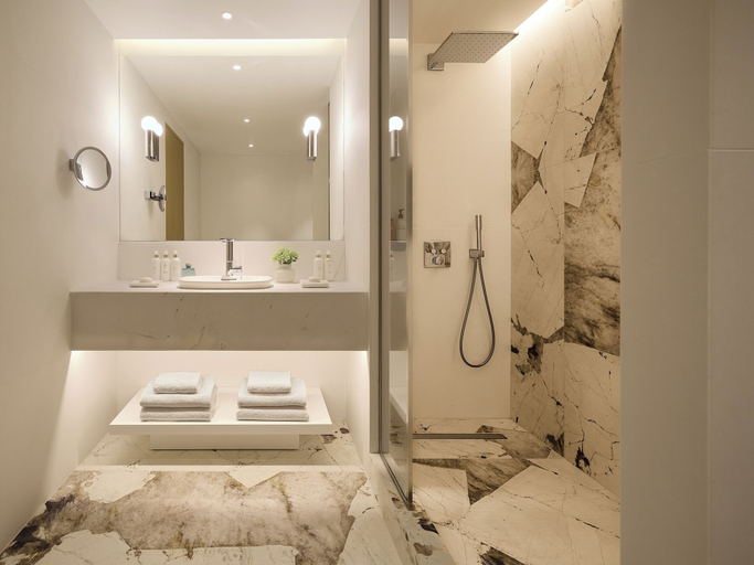 Bathroom 5, The Roc Club, A Hotel to Live, Attica