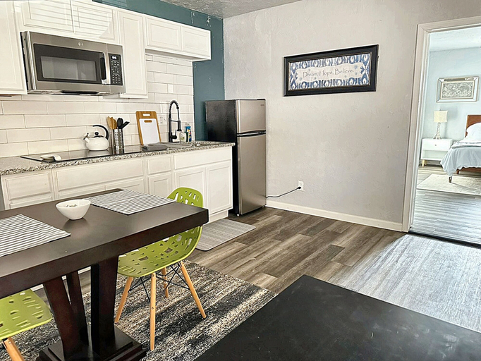 Room 5, Modern 1B Studio Oasis Plaza District Access 32C, Oklahoma