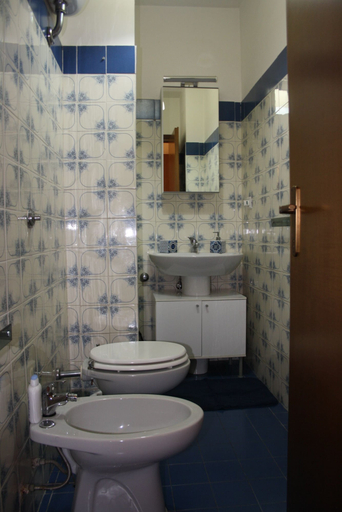 Bathroom 4, Apiro 11 Apartment, Rome