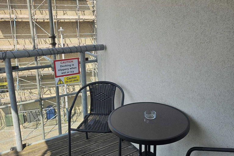 Outdoor dining, 2 Bed Appt - City Centre - Private Balcony, Swansea