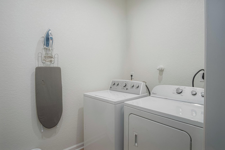 Bathroom 3, Vibrant 4br/3ba Oasis Near Happy Downtown!, Bexar