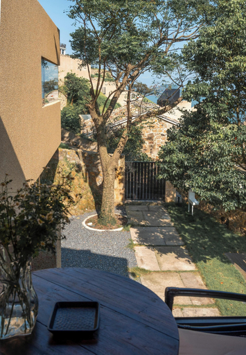 Exterior & Views