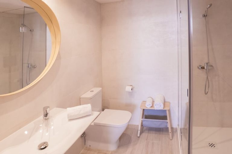 Bathroom 5, Cye Holiday Centre, Tarragona