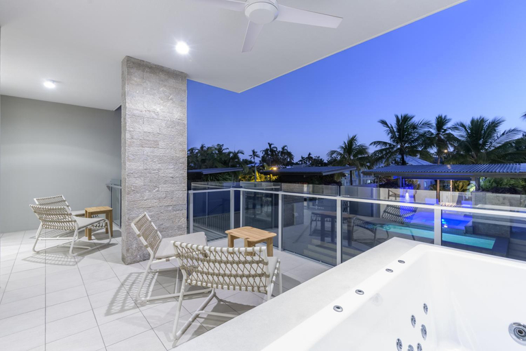 Sport & Beauty 2, Coconut Grove Port Douglas Hotel, Douglas