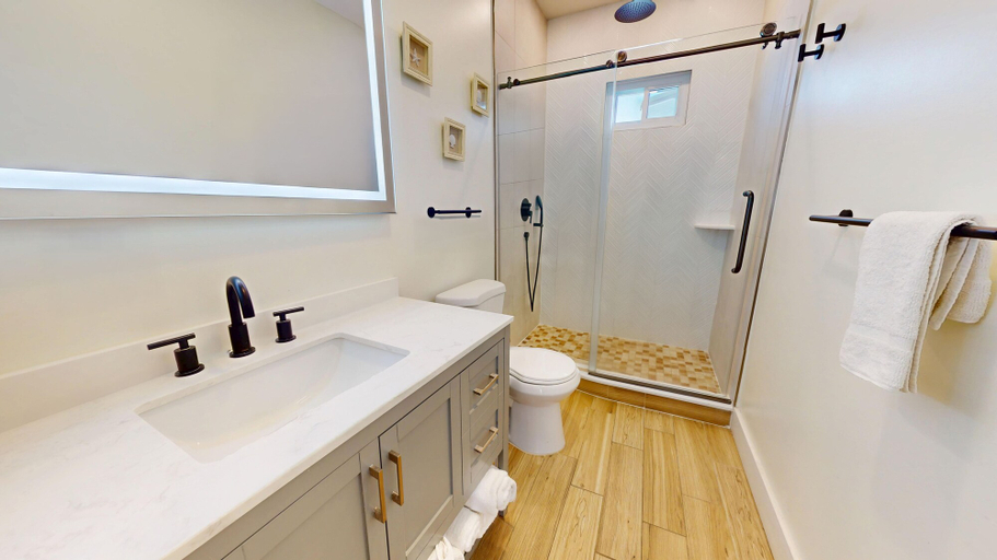 Bathroom 10