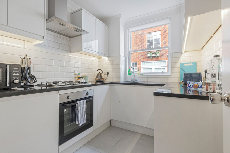 Private kitchen, Stunning South Kensington House With 4 Bedrooms, London