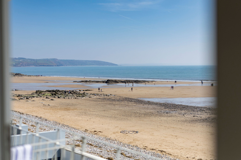 Room 2, 9 Strandways - Sea Views Parking Beach Access, Pembrokeshire