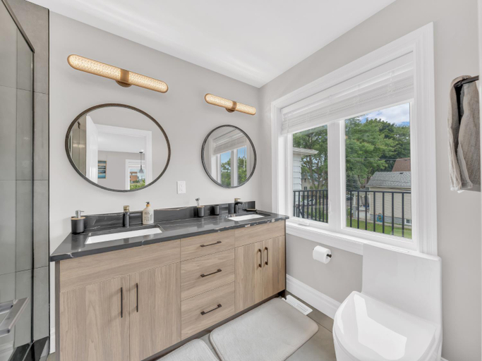 2, 5 Bedrooms Modern Oasis in Downtown Area, Essex