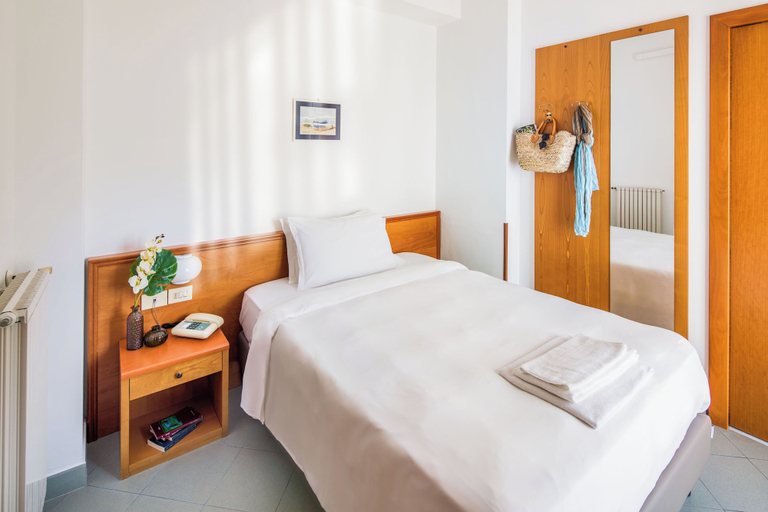 Bedroom 4, Hotel Tritone, Savona