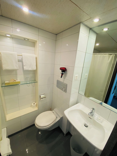 Bathroom 3, Hotel de la Paix, Interlaken