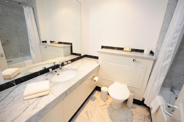 Bathroom 3, Butler Arms Hotel