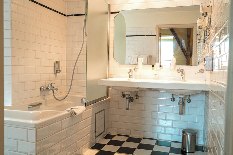 Bathroom 4, Martin's Relais, West-Vlaanderen