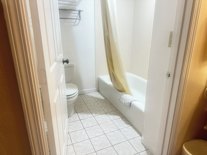 Bathroom, ROYAL INN, Santa Cruz