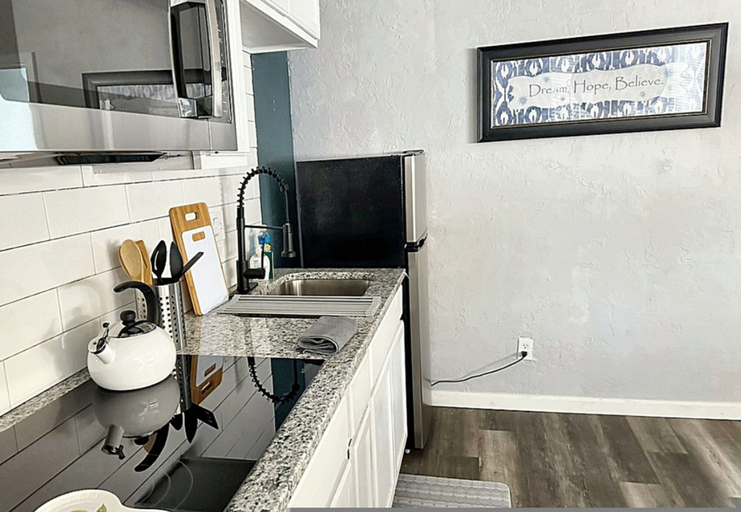 Room 3, Modern 1B Studio Oasis Plaza District Access 32C, Oklahoma