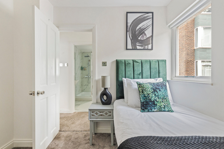 Room 4, Stunning South Kensington House With 4 Bedrooms, London