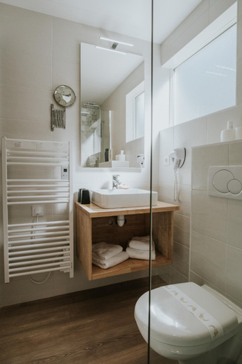 Bathroom 2, Hotel Aux Tamaris, Finistère