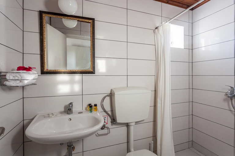 Bathroom 3, Argo Pension, Thessaly