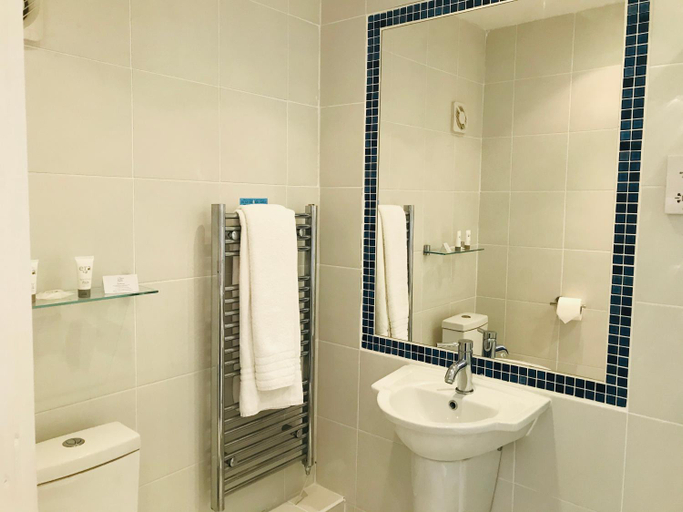 Bathroom 3, Clarence Court, Gloucestershire