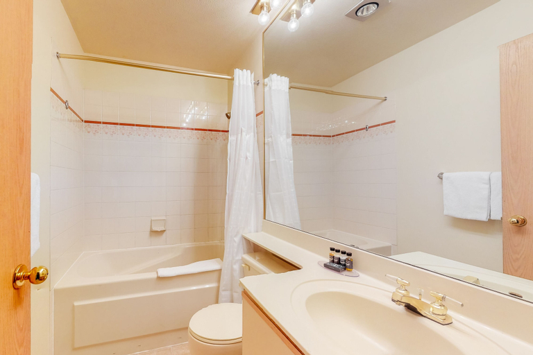Bathroom 3, Glacier Lodge, Squamish-Lillooet