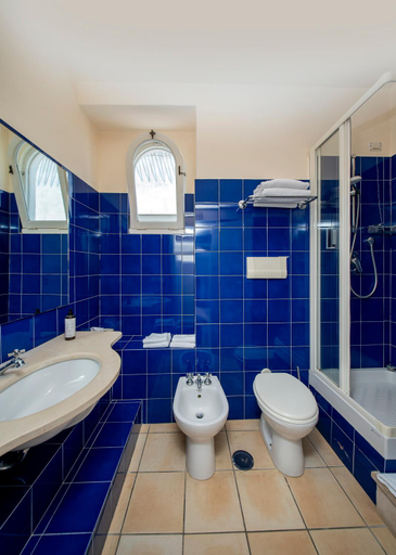 Bathroom 5, Hotel Senaria, Napoli