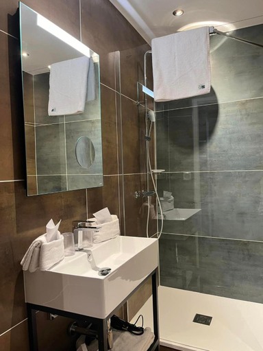 Bathroom 4, Logis Hotel Borel, Nord