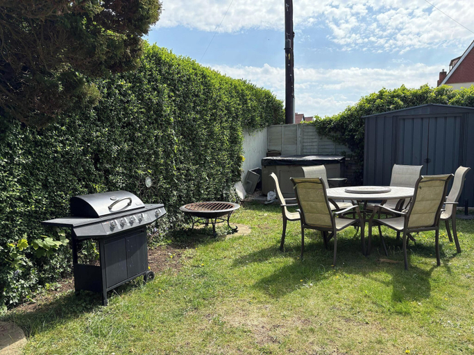 Outdoor dining 3, 5 Bed Villa - Sleeps 10 - Pets - Garden - Parking, Lincolnshire