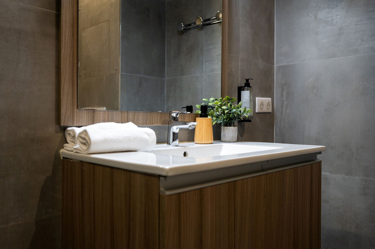 Bathroom 5, NEMEA Appart Hotel Paris Levallois, Hauts-de-Seine