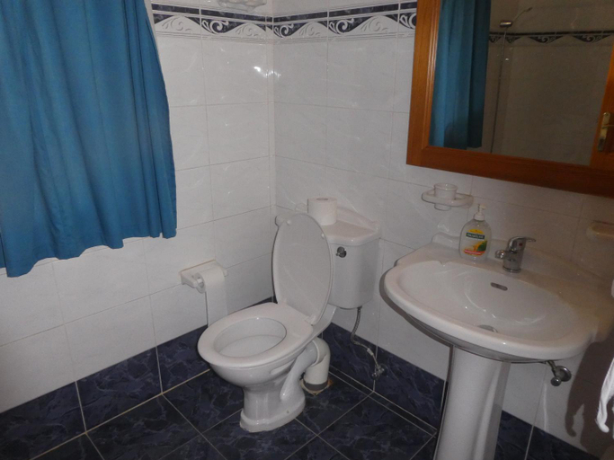 Bathroom 2, San Antonio Guesthouse