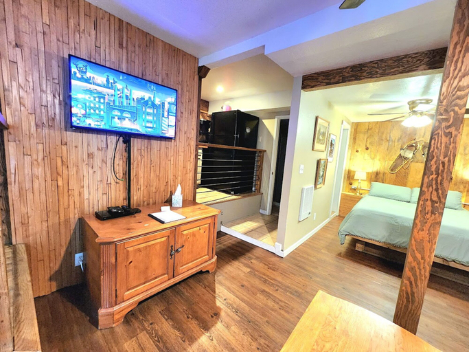 Room 2, Bear Cave in Shaver Lake, Fresno
