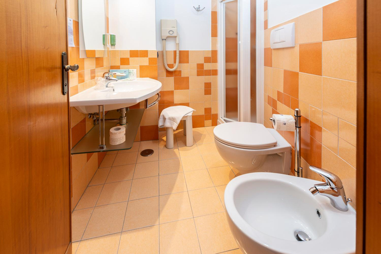 Bathroom 4, Hotel Ristorante Maga Circe, Latina