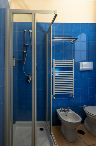 Bathroom 5, Hotel Senaria, Napoli