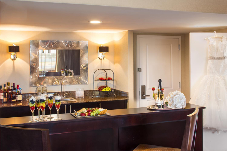 Food & Drinks 5, DoubleTree by Hilton New York LaGuardia Airport, New York